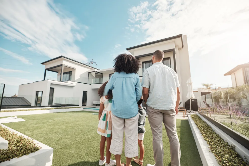 Une famille devant sa maison — VIP CREATION, constructeur de maison à Toulouse