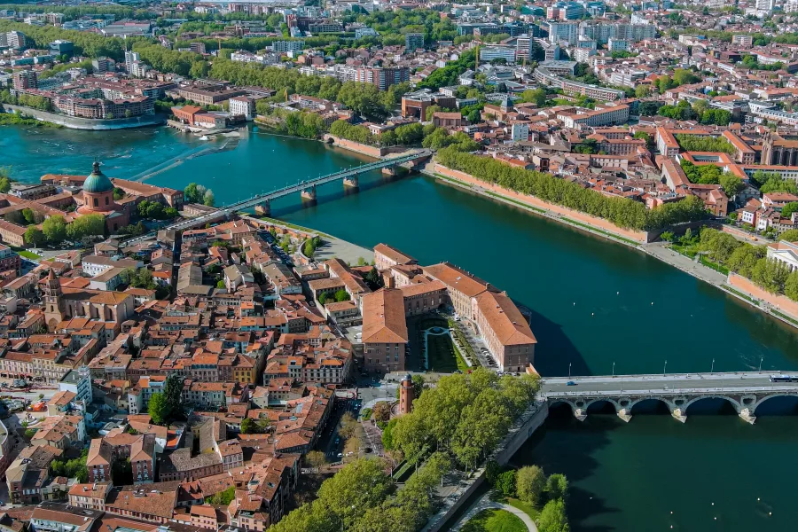 Le centre historique de Toulouse, la Garonne et le Dôme de la Grave vus du ciel
