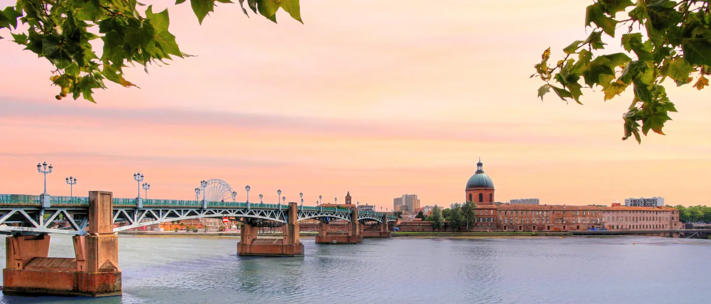 Le Pont Saint-Pierre sur la Garonne à Toulouse au coucher du soleil