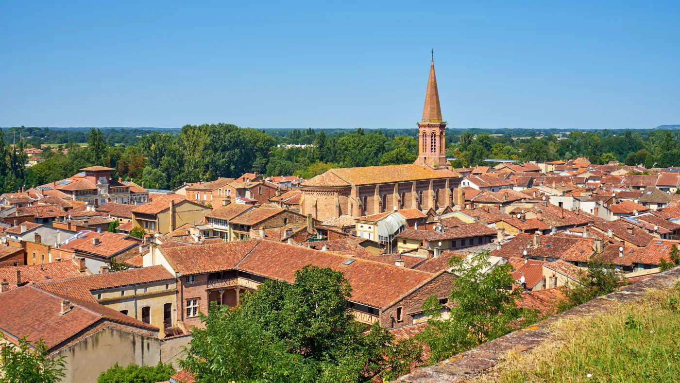 Les toits en tuiles et le clocher de Villemur-sur-Tarn, en Haute-Garonne