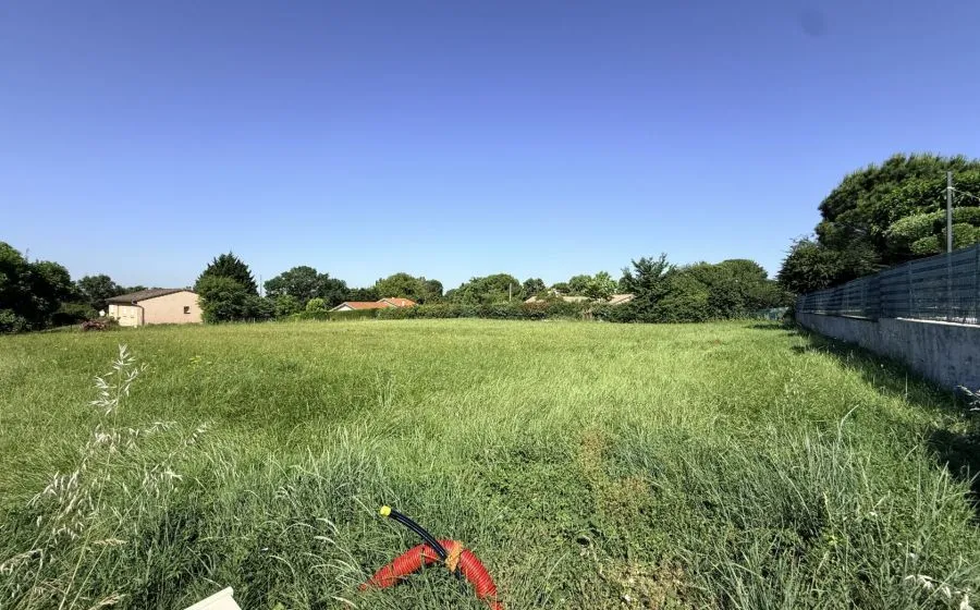 Terrain à bâtir de 812 m² à BOULOC (31)
